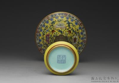 图片[3]-Gu vase with plantain leaves on yellow ground in  falangcai polychrome enamels, Qing dynasty, Qianlong reign (1736-1795)-China Archive